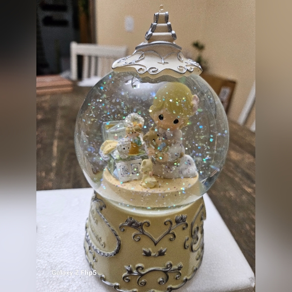 Precious Moments' 25th anniversary musical Snowglobe "Gold and Silver Waltz" - Picture 10 of 11